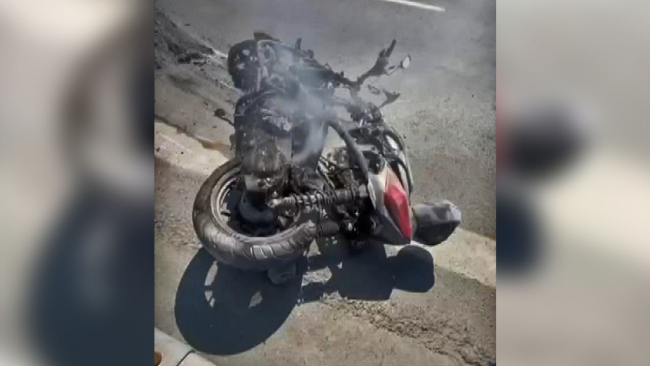 Köprüde kaza yapan motosiklet alev aldı